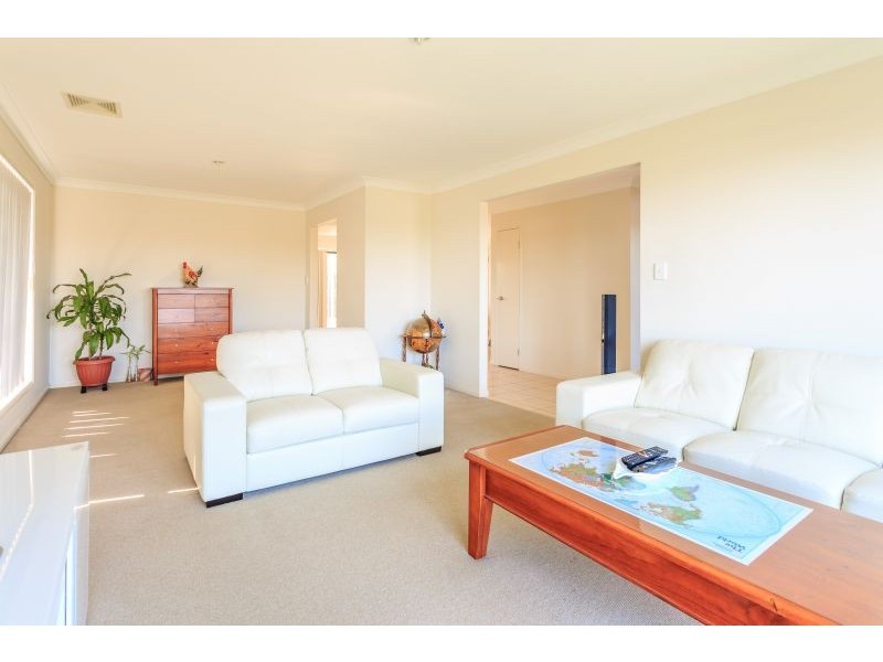 2 APSLEY Crescent, Parkinson QLD 4115