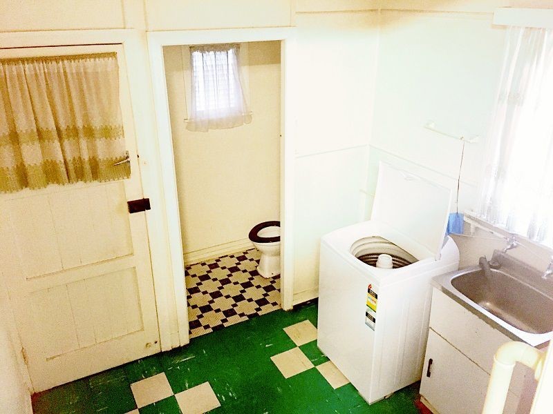 127 NURSERY RD, Holland Park West QLD 4121