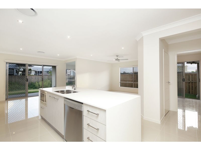 27 Keelson Crescent, Hope Island QLD 4212