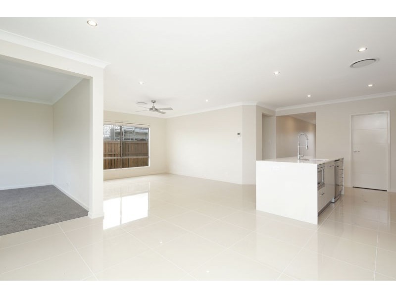 27 Keelson Crescent, Hope Island QLD 4212