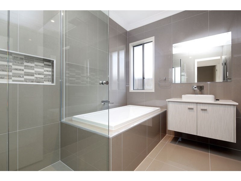 27 Keelson Crescent, Hope Island QLD 4212