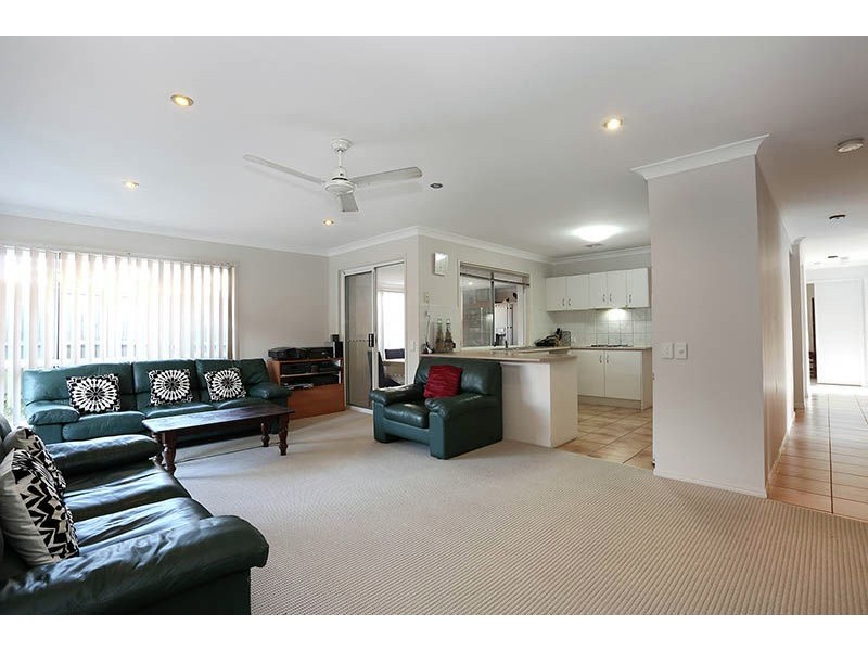 8 Magnolia Grove, Robertson QLD 4109