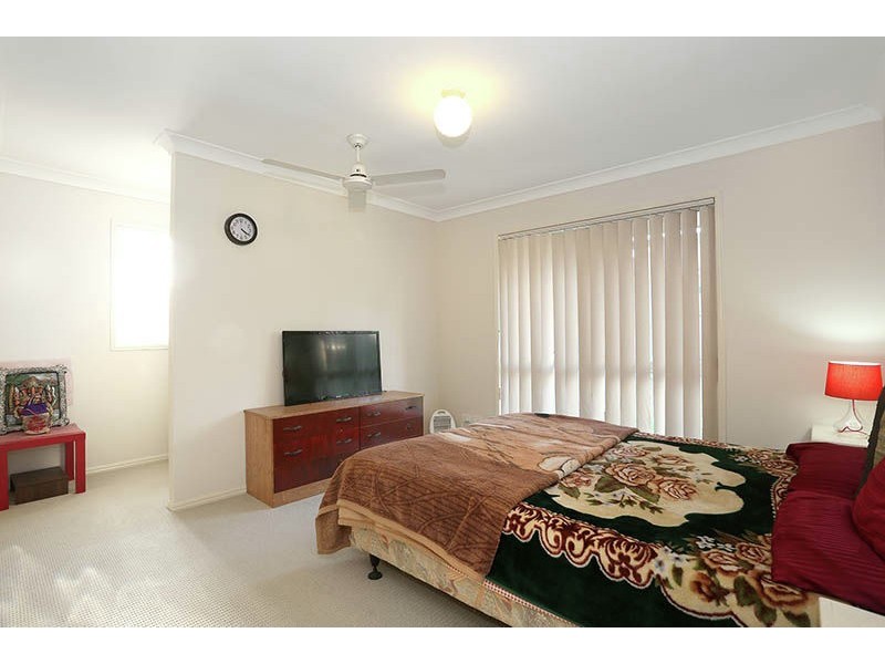 8 Magnolia Grove, Robertson QLD 4109