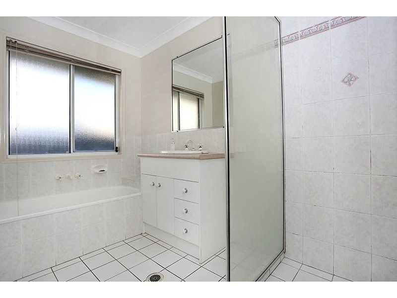 8 Magnolia Grove, Robertson QLD 4109