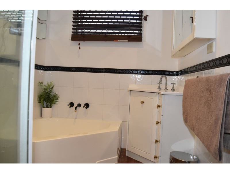 4 Lauretta Avenue, Springwood QLD 4127