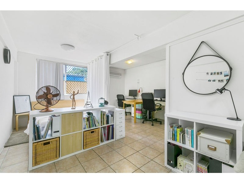 8 Peringa St, Coopers Plains QLD 4108