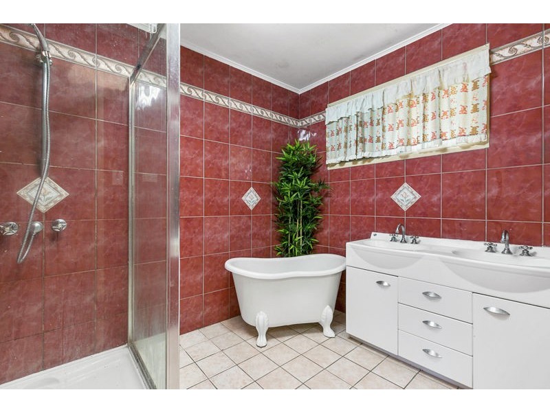 8 Peringa St, Coopers Plains QLD 4108