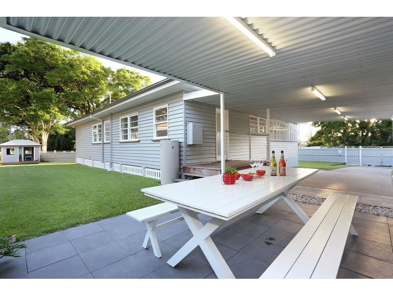 1 Merlin Street, Tennyson QLD 4105