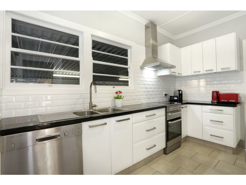 1 Merlin Street, Tennyson QLD 4105