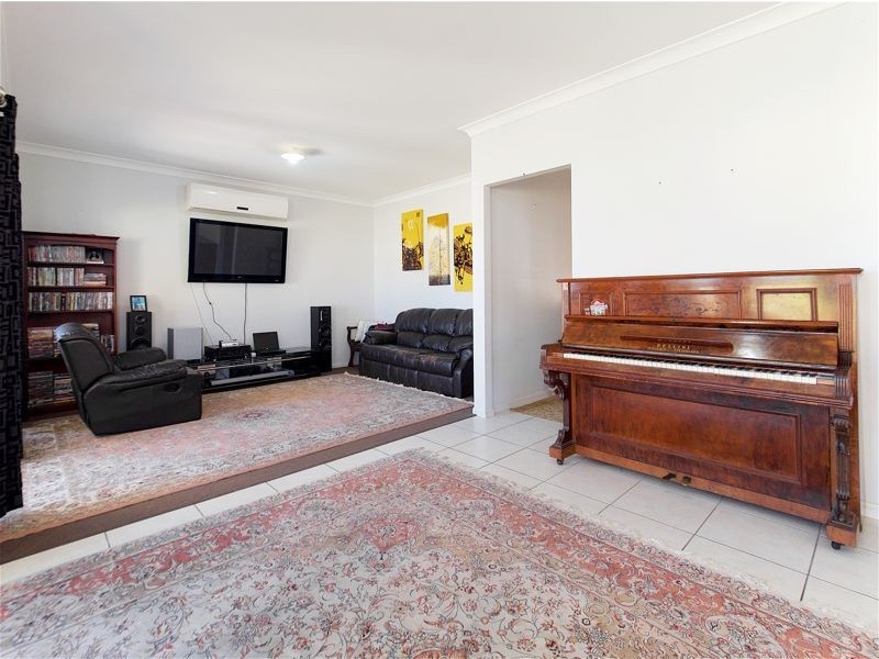 15 Lambert Dr, Calamvale QLD 4116