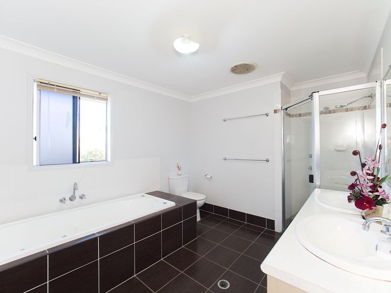 15 Lambert Dr, Calamvale QLD 4116