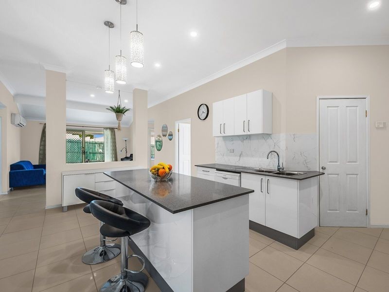 6 Federation Drive, Hillcrest QLD 4118