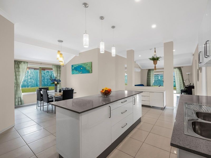 6 Federation Drive, Hillcrest QLD 4118