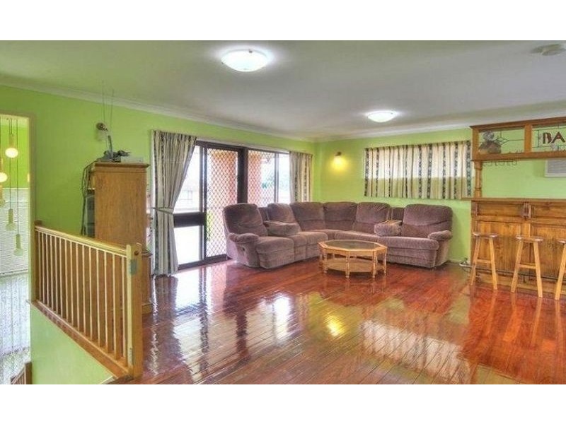 17 Gaillardia st, Macgregor QLD 4109