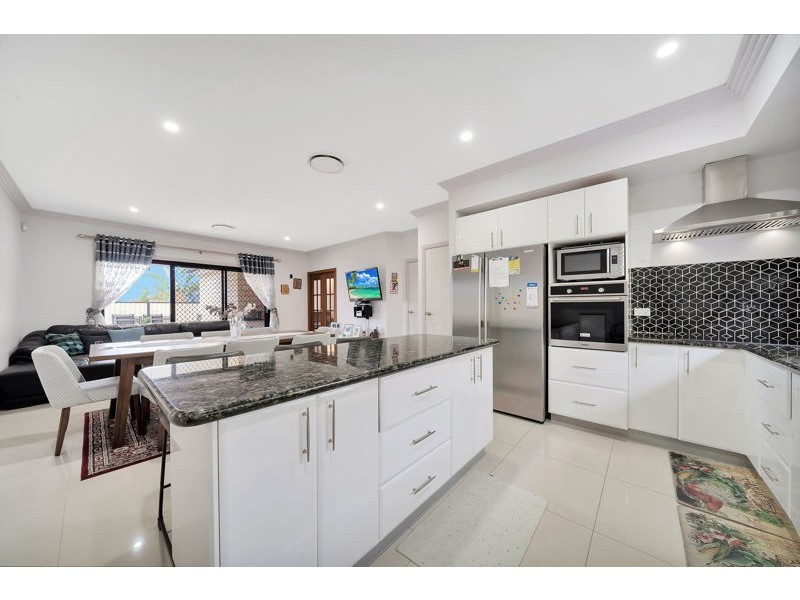 8 Zachary Court, Hillcrest QLD 4118