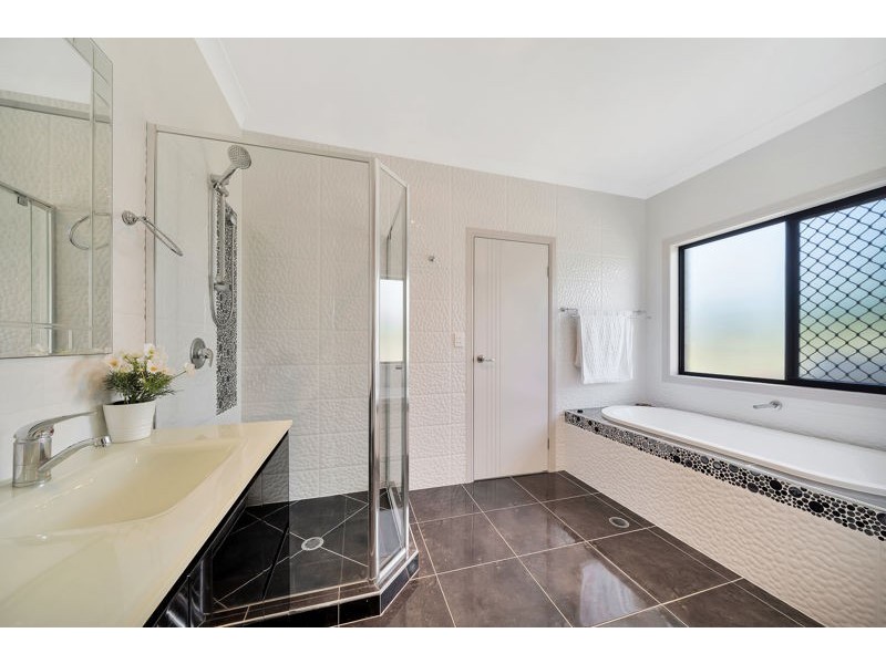 8 Zachary Court, Hillcrest QLD 4118