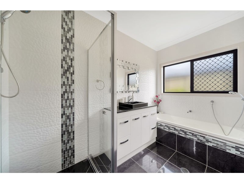 8 Zachary Court, Hillcrest QLD 4118