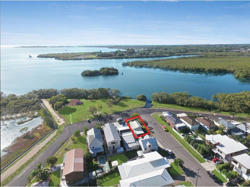 829 Esplanade, Lota QLD 4179