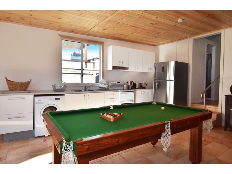 829 Esplanade, Lota QLD 4179