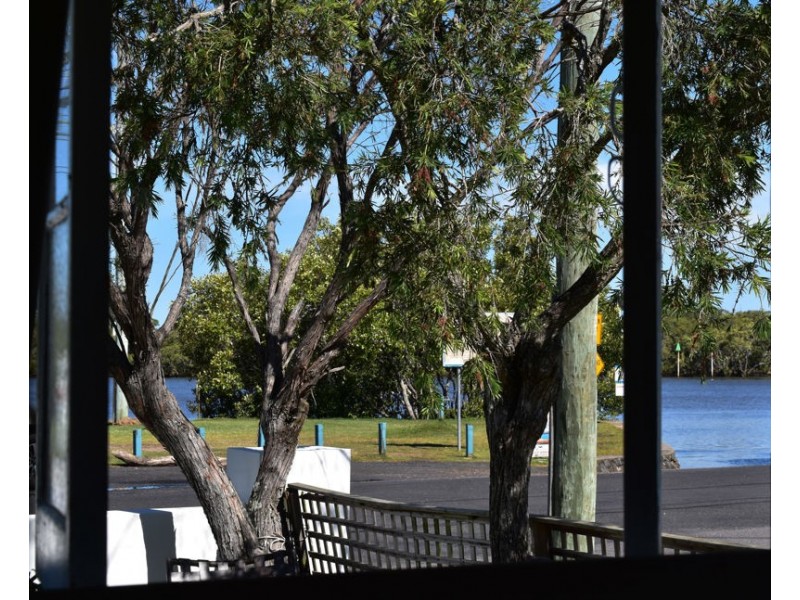 829 Esplanade, Lota QLD 4179