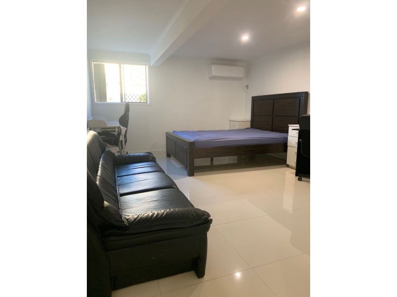 27 Gaillardia st, Macgregor QLD 4109