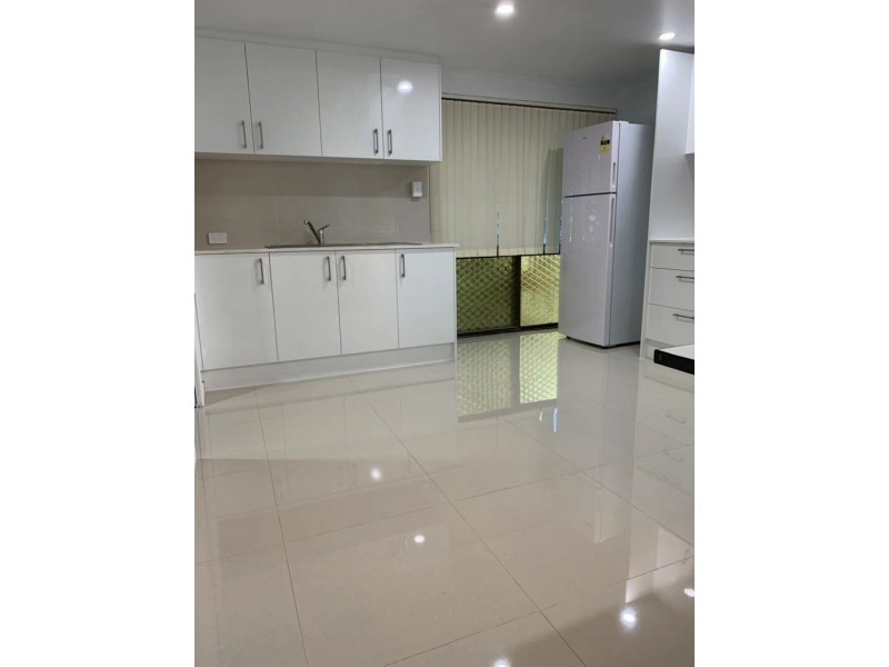 27 Gaillardia st, Macgregor QLD 4109