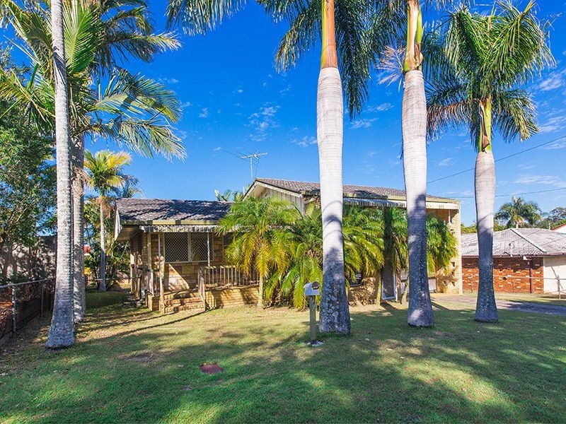 Master room/21 Longridge St, Macgregor QLD 4109