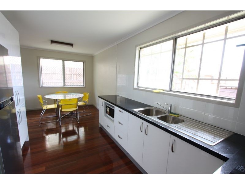 Master room/21 Longridge St, Macgregor QLD 4109