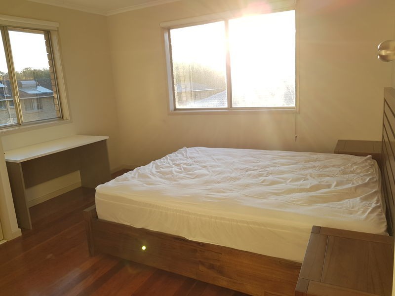 Master room/21 Longridge St, Macgregor QLD 4109
