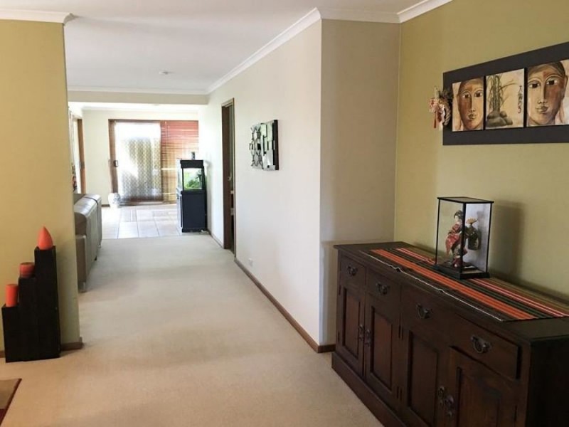1 Alton Crt, Albany Creek QLD 4035