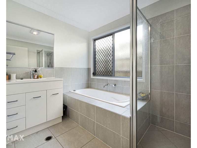 1 & 2/87 Jones Street, Rothwell QLD 4022