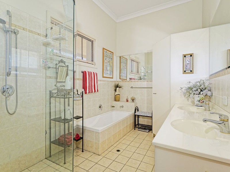 20 Windsor Street, Hamilton QLD 4007