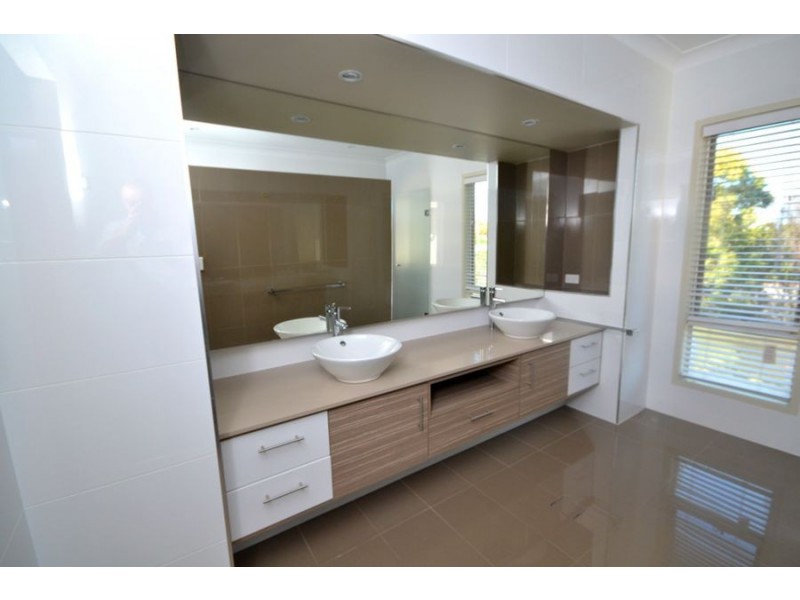 76 Petrie Crescent, Aspley QLD 4034