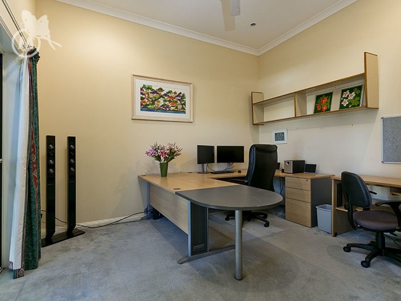 1 Evergreen Close, Kenmore QLD 4069