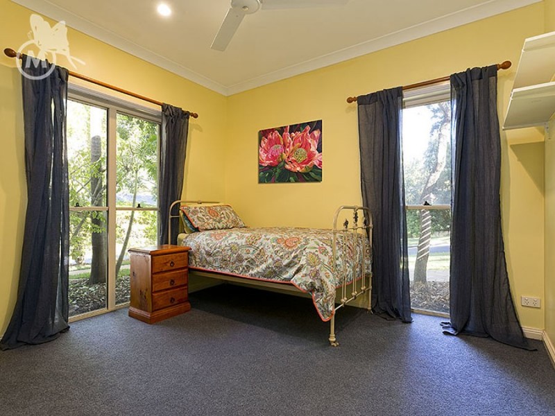 1 Evergreen Close, Kenmore QLD 4069