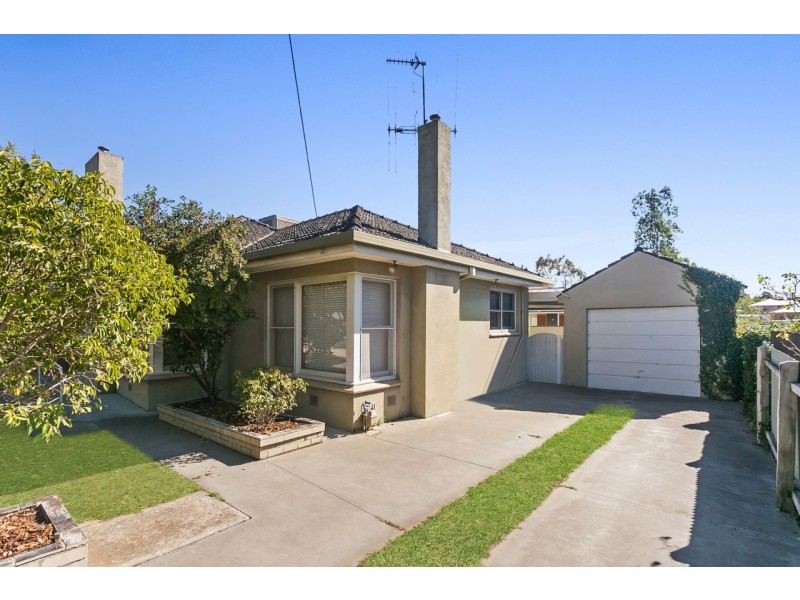 17 Mitchell Street, Kangaroo Flat VIC 3555