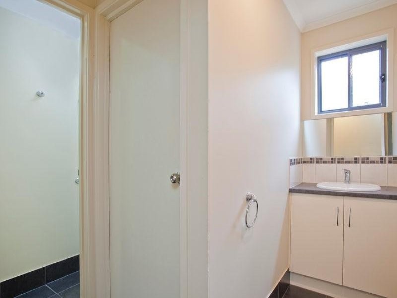 ROOM 2/31 Churchill Avenue, Flora Hill VIC 3550