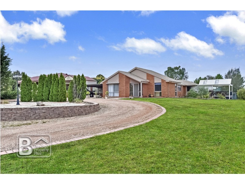 33 Emmaline Drive, Maiden Gully VIC 3551