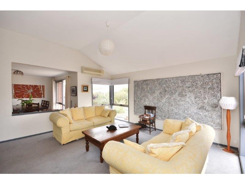 33 Emmaline Drive, Maiden Gully VIC 3551