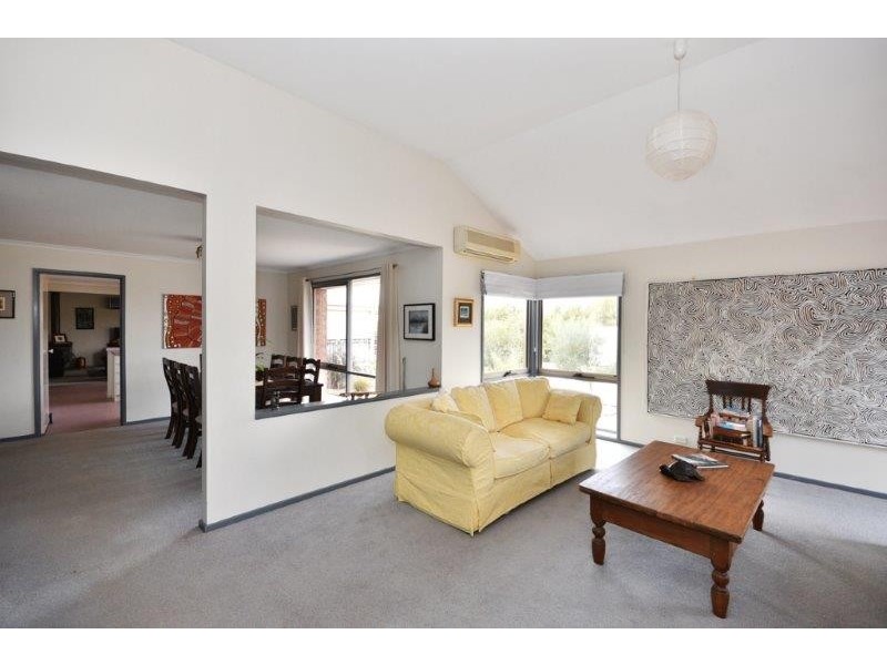 33 Emmaline Drive, Maiden Gully VIC 3551