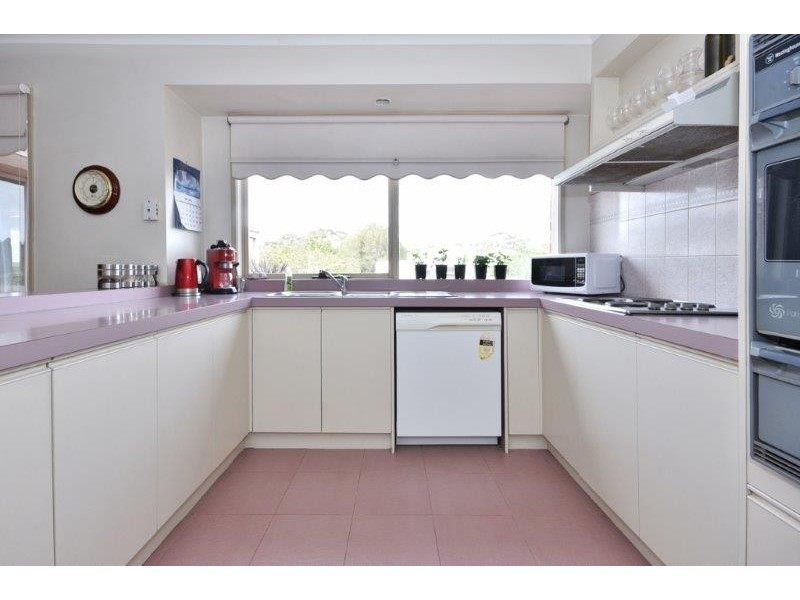 33 Emmaline Drive, Maiden Gully VIC 3551