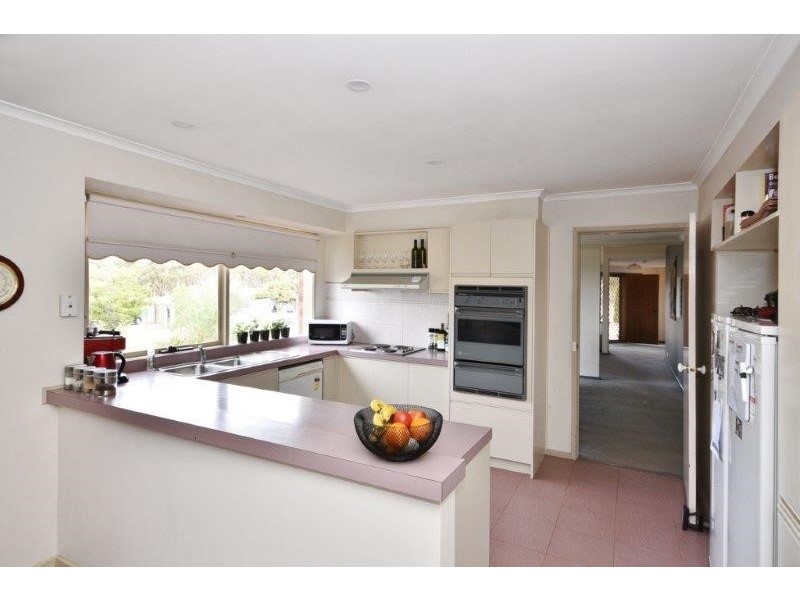 33 Emmaline Drive, Maiden Gully VIC 3551