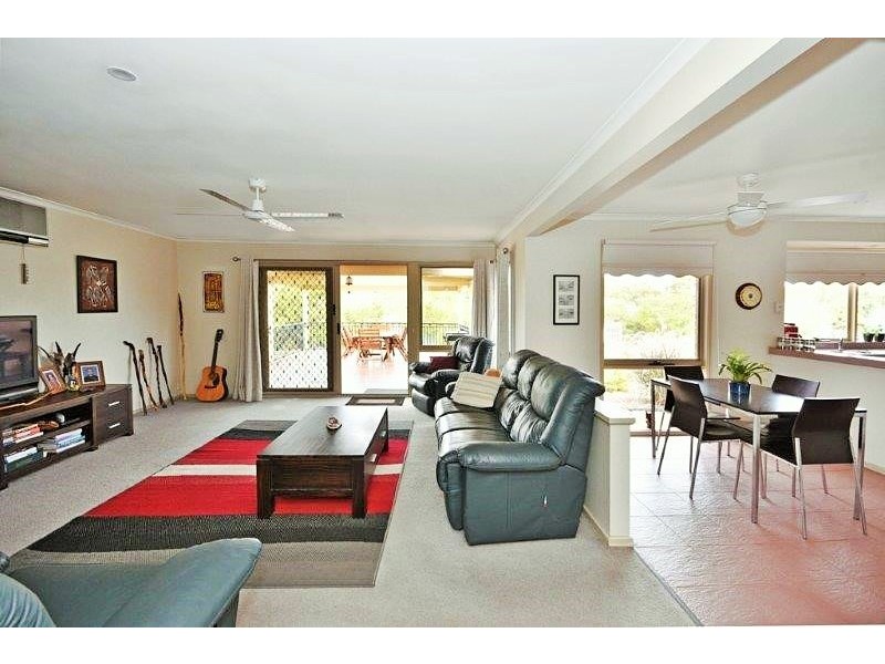 33 Emmaline Drive, Maiden Gully VIC 3551