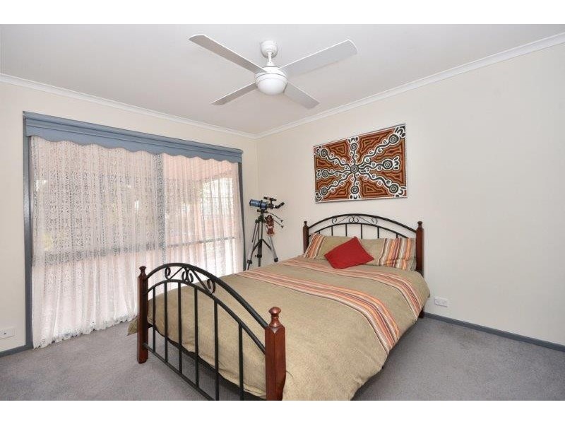 33 Emmaline Drive, Maiden Gully VIC 3551