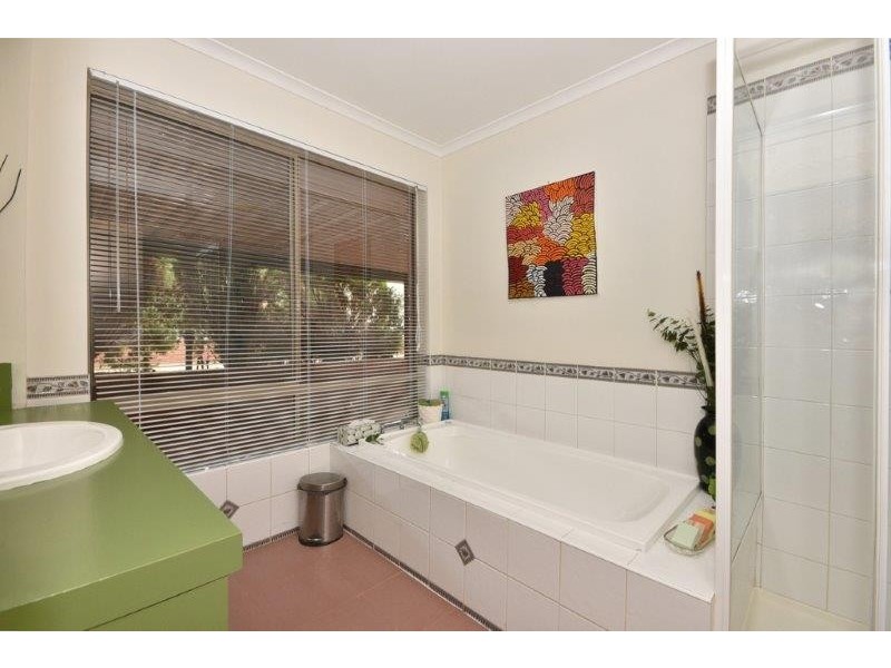 33 Emmaline Drive, Maiden Gully VIC 3551