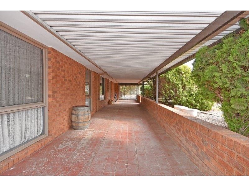 33 Emmaline Drive, Maiden Gully VIC 3551