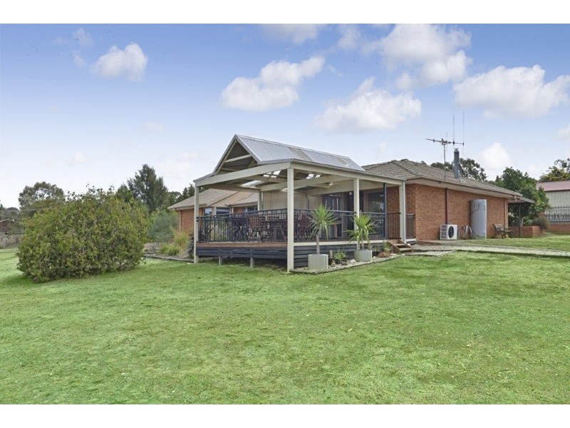33 Emmaline Drive, Maiden Gully VIC 3551