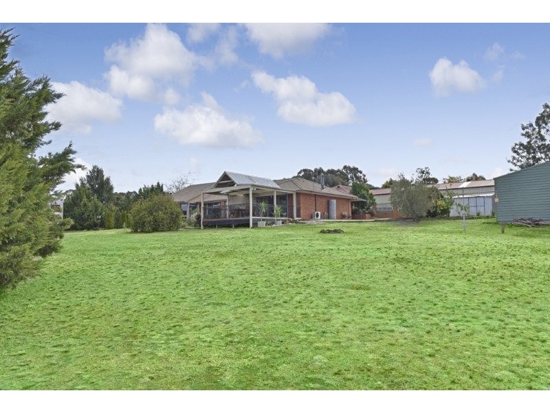 33 Emmaline Drive, Maiden Gully VIC 3551