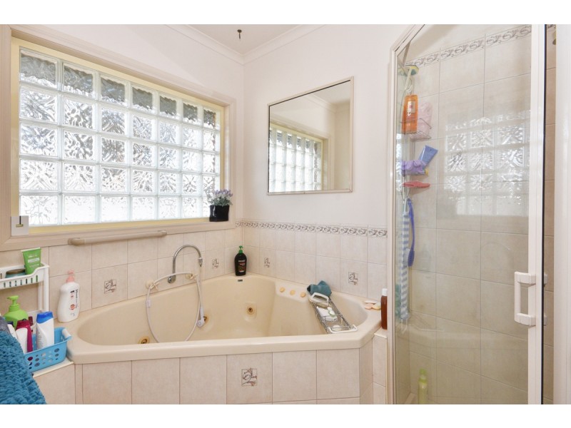 18 Collins Street, Kangaroo Flat VIC 3555