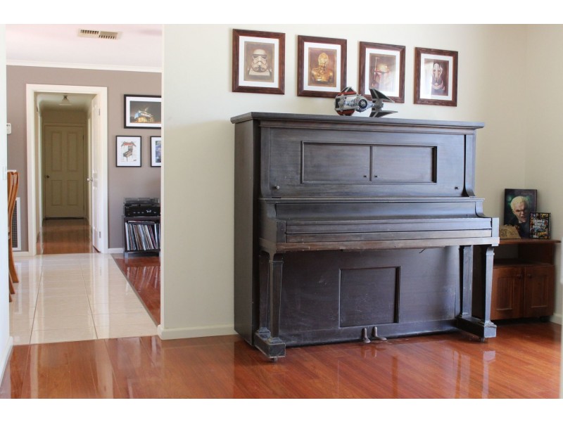 3 Melinda Street, California Gully VIC 3556